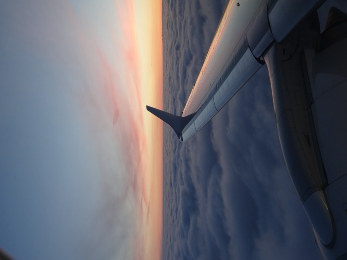 Avião pousando ao entardecer