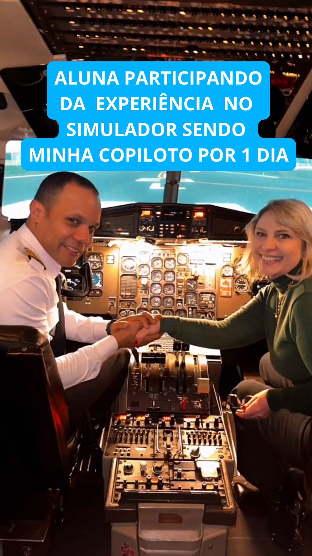 Aluna participando de experiência no simulador de voo com o Comandante Pita